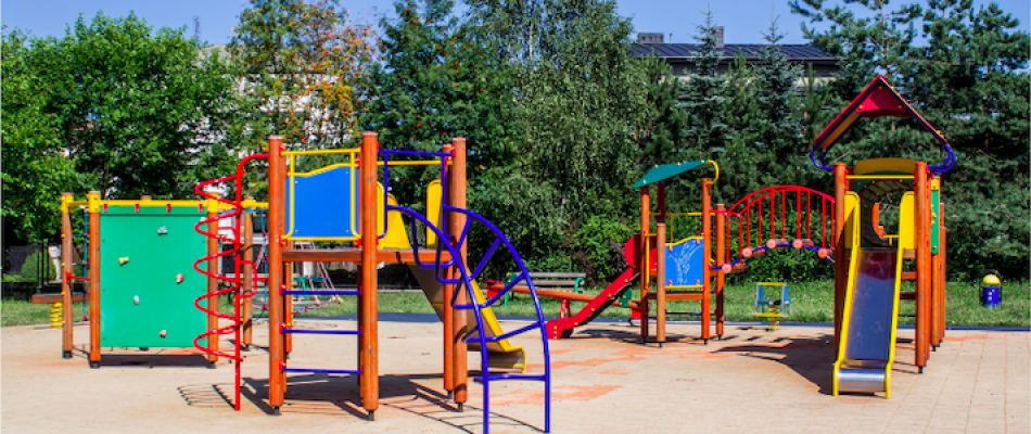 aire de jeux pour enfant avec toboggan