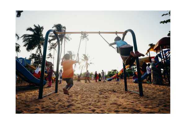balancoire pour enfant sur une aire de jeux