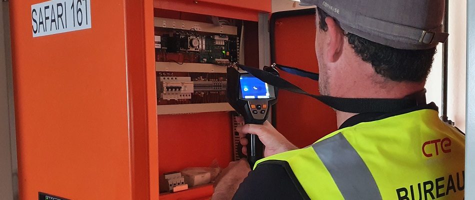 Intervenant contrôlant une installation électrique grâce à la thermographoe